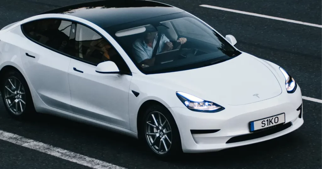 tesla-model-y-blanche-sur-route